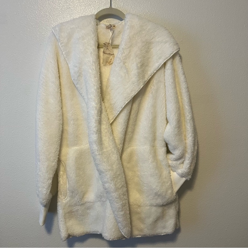 Hem & Thread Cozy Faux Fur Jacket ONE SIZE Fits All WHITE - Hooded with Pockets